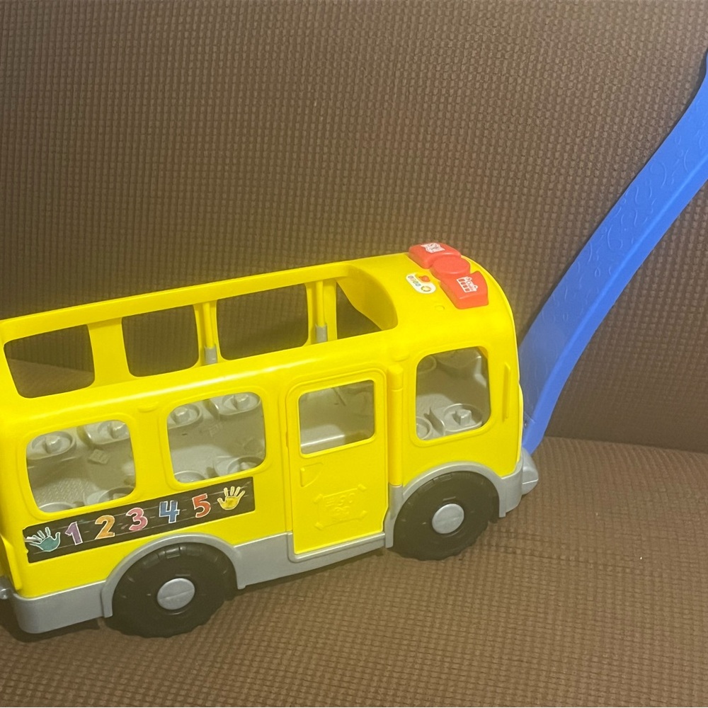 Fisher-Price Yellow School Bus with Blue Push/Pull-Along Handle - ENGLISH/FRENCH